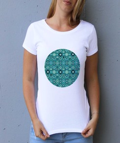 Détail T-shirt Femme Motifs Aztèques Numérique