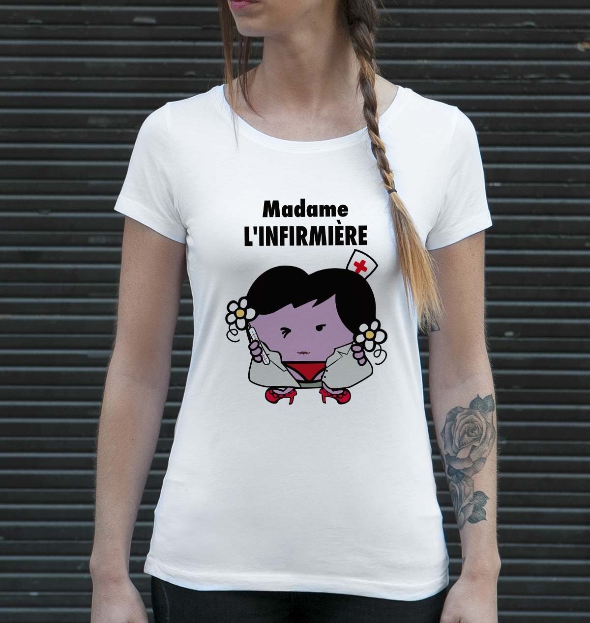 T-shirt Femme avec un Madame L’Infirmière Grafitee