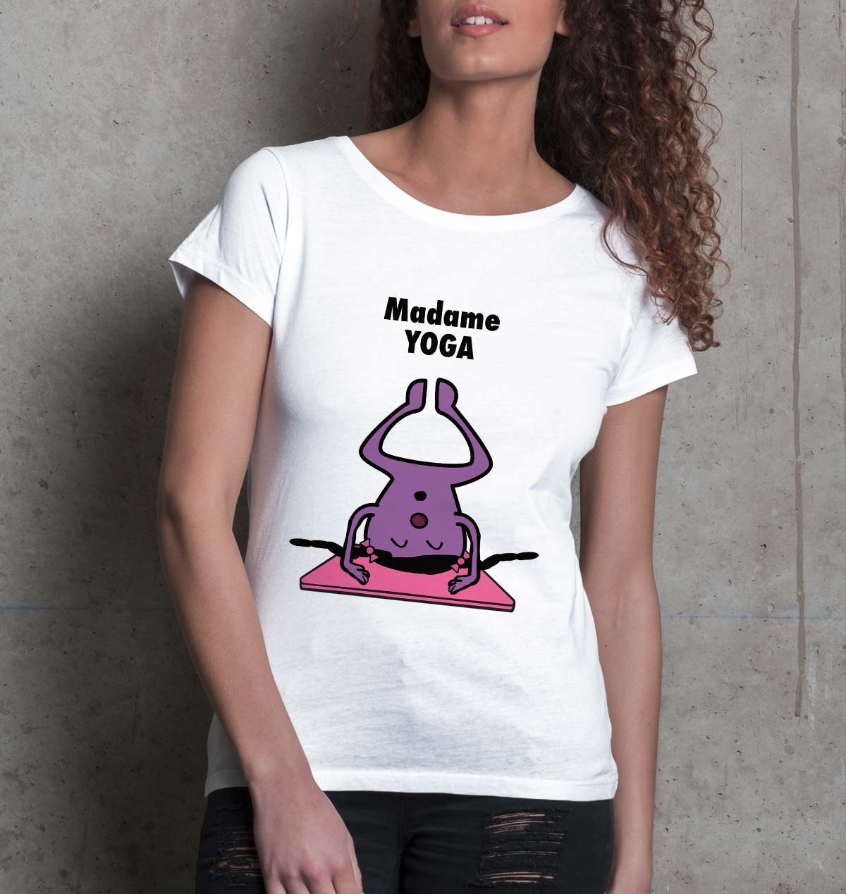 T-shirt Femme avec un Madame Yoga Grafitee