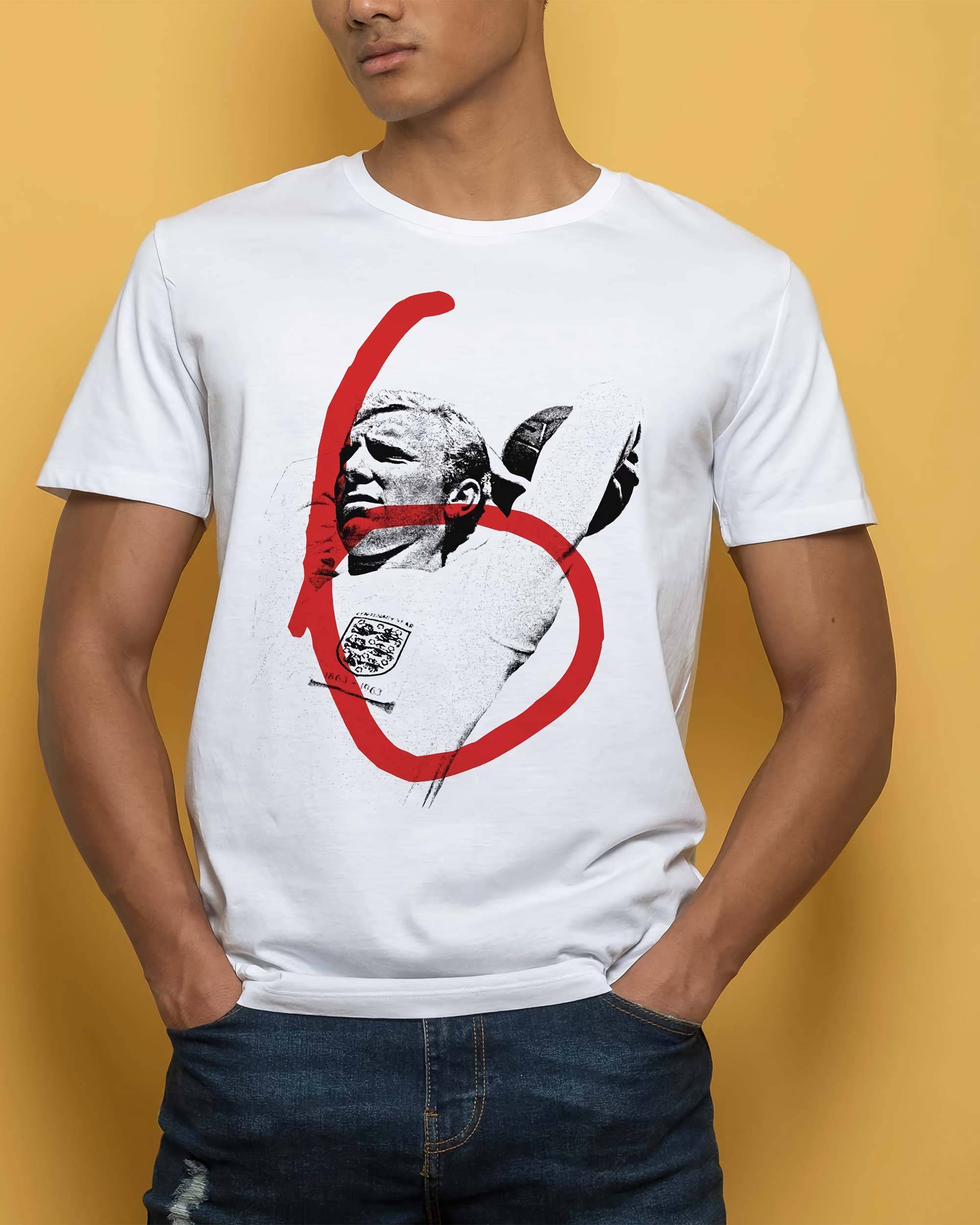 T-shirt Bobby Moore de couleur Blanc par Sucker For Soccer