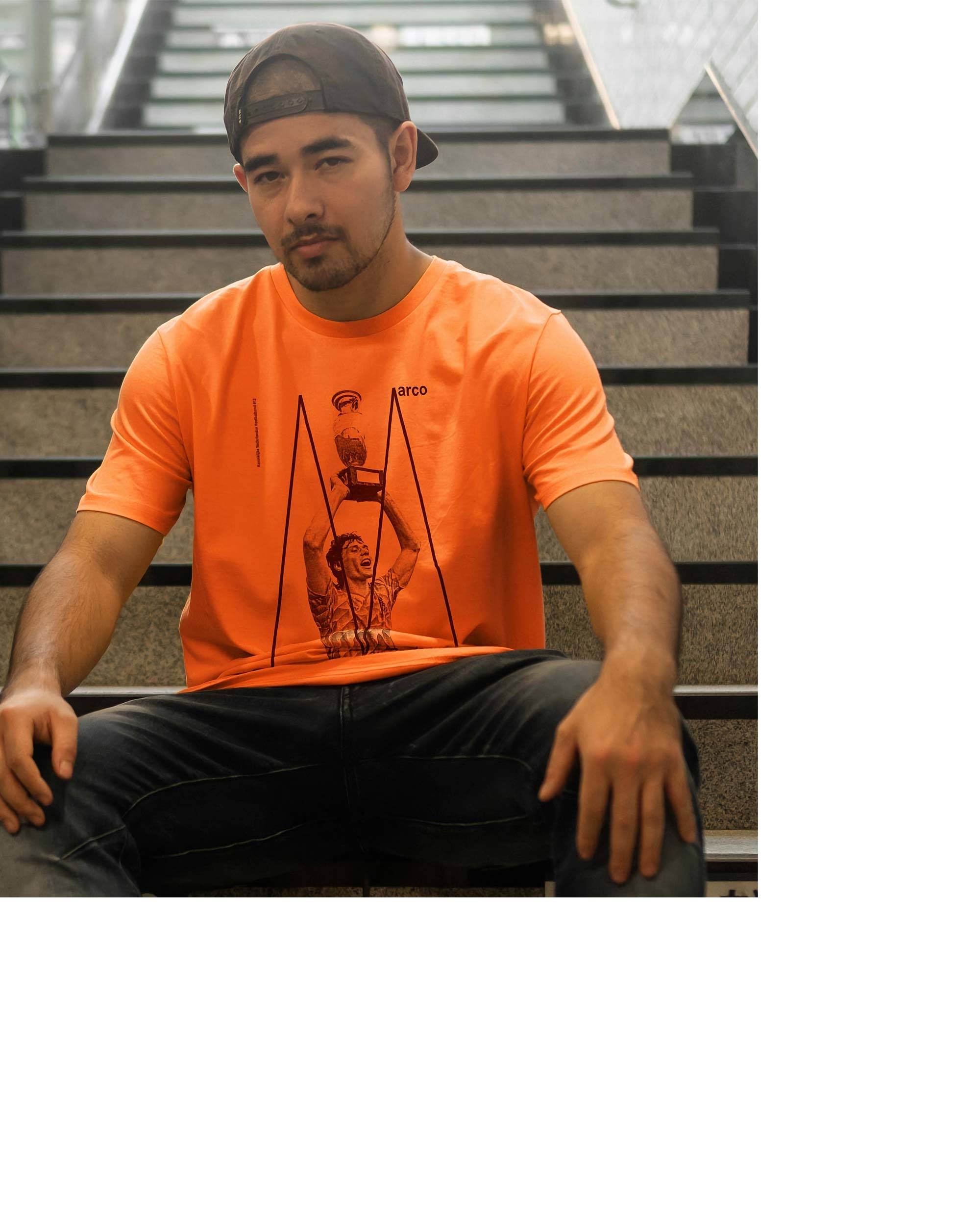 T-shirt Van Basten de couleur Orange par Sucker For Soccer
