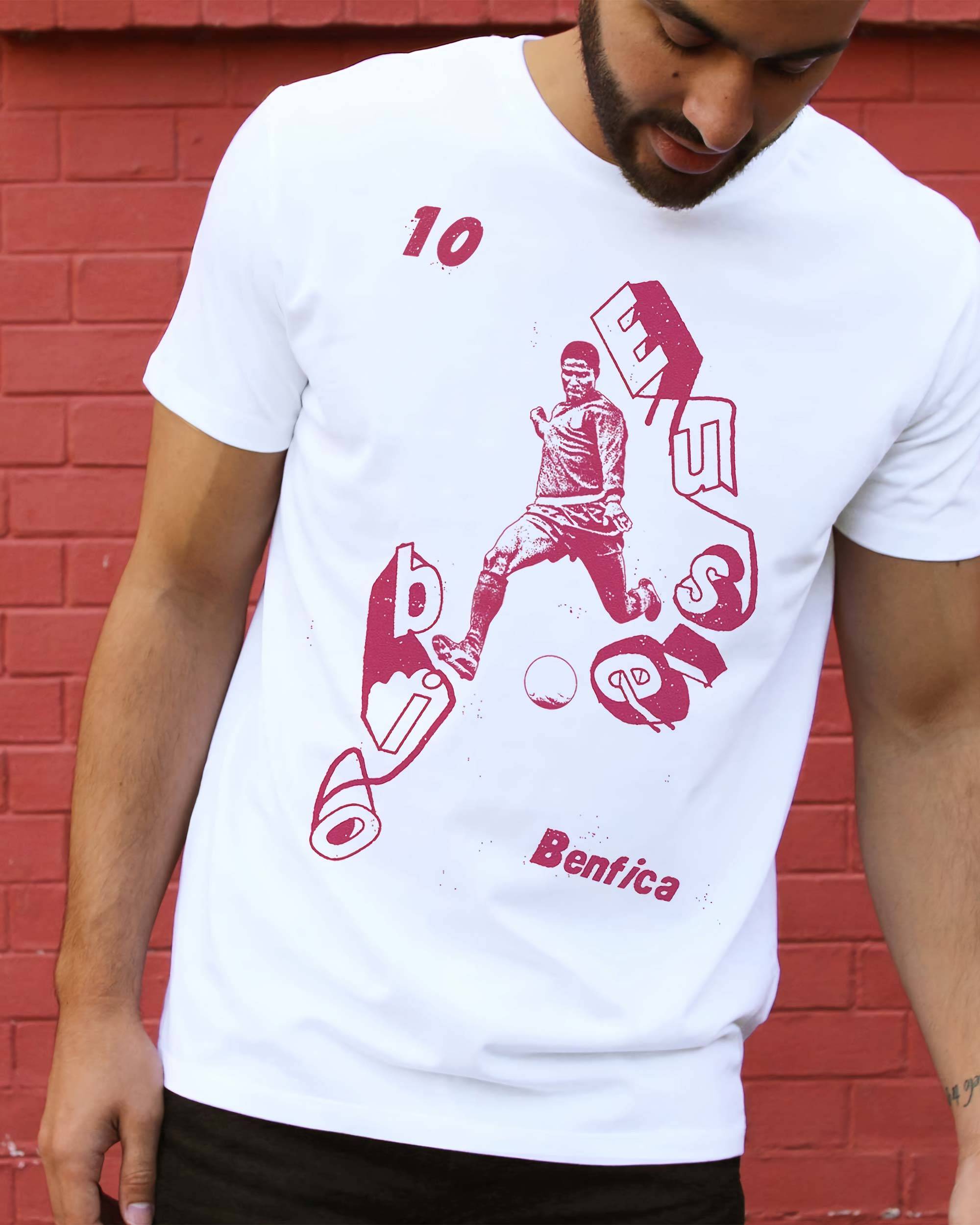 T-shirt Eusébio de couleur Blanc par Sucker For Soccer