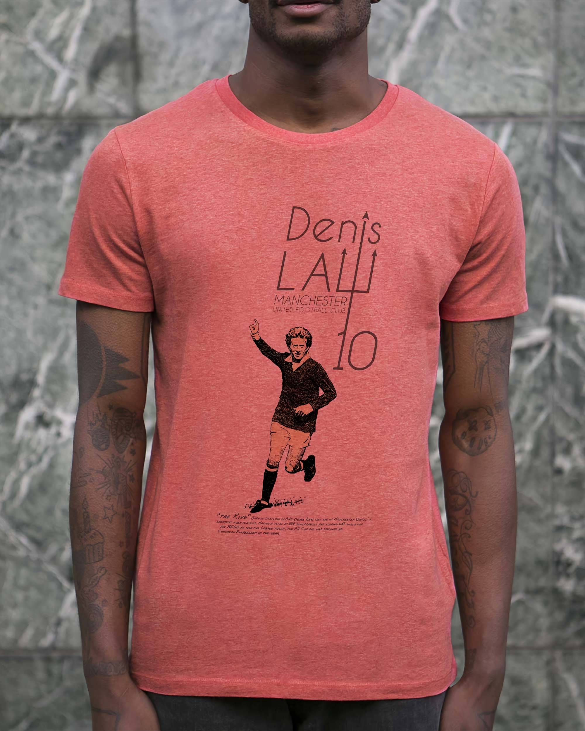 T-shirt Denis Law de couleur Rouge chiné par Sucker For Soccer