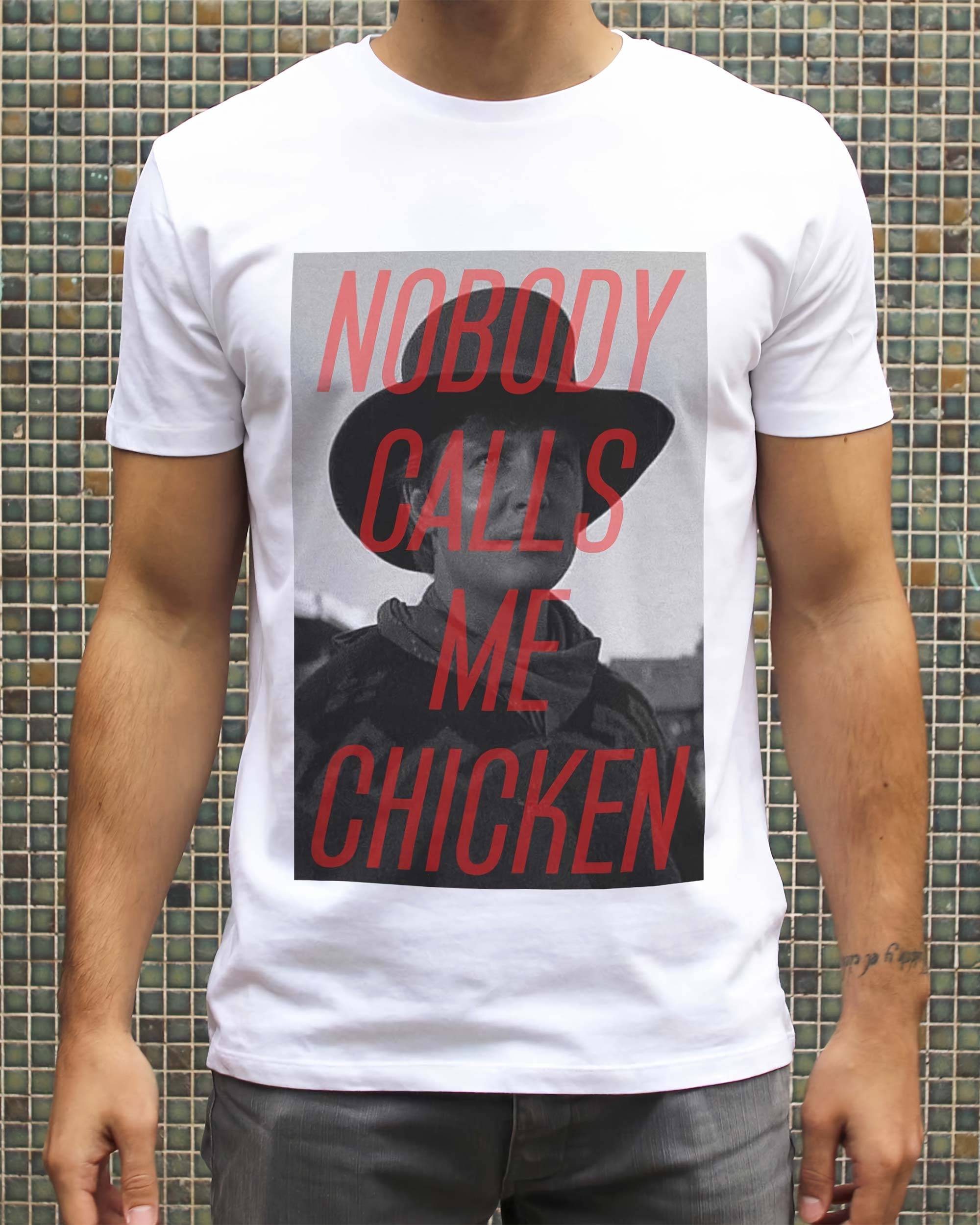 T-shirt Nobody Calls Me Chicken de couleur Blanc
