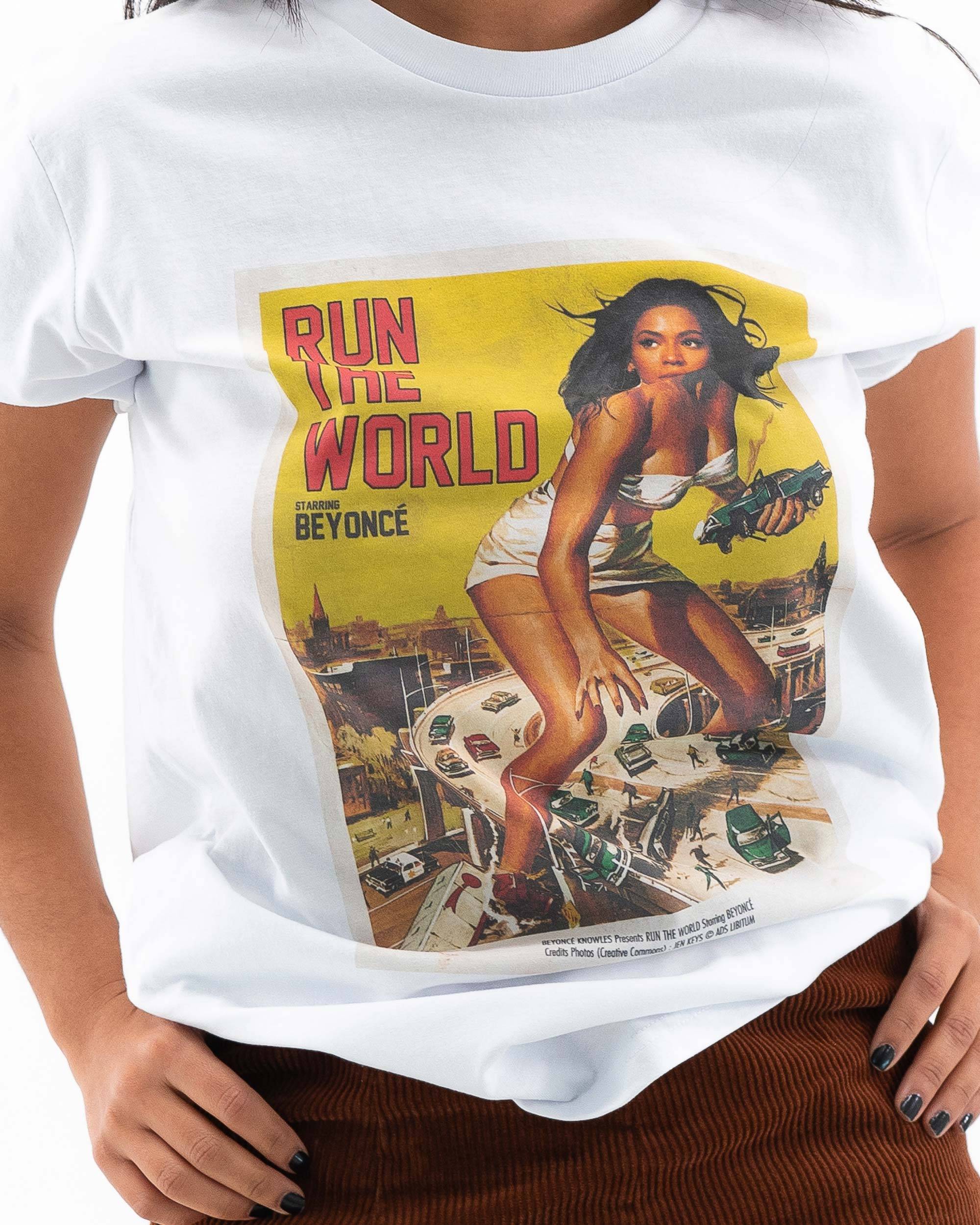 T-shirt Run The World de couleur Blanc par Ads Libitum