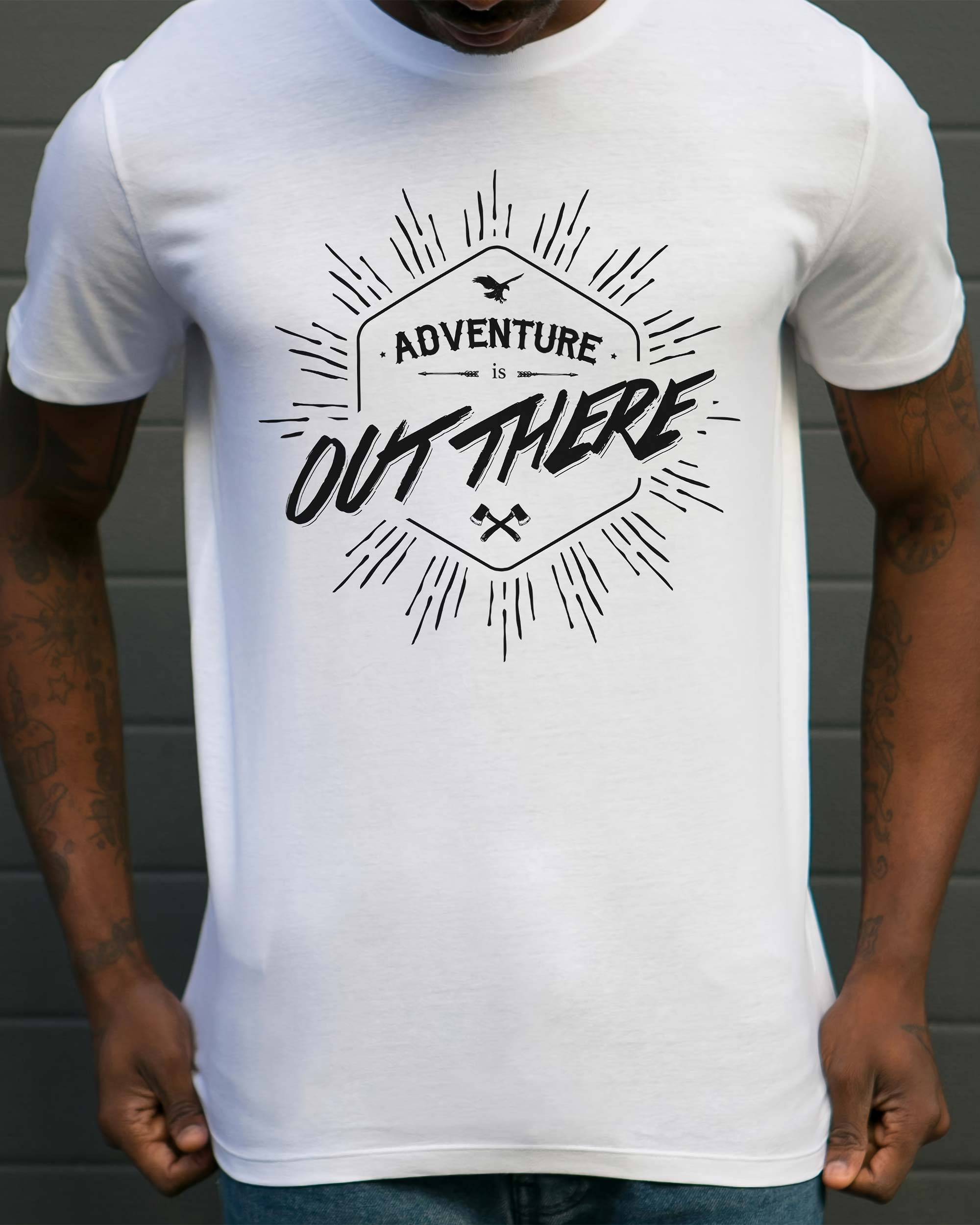 T-shirt Adventure Is Out There de couleur Blanc par Snevi