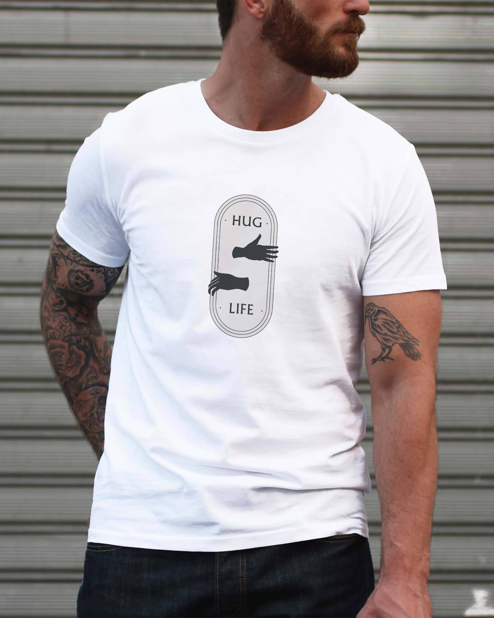 T-shirt Hug Life de couleur Blanc par Thymoos