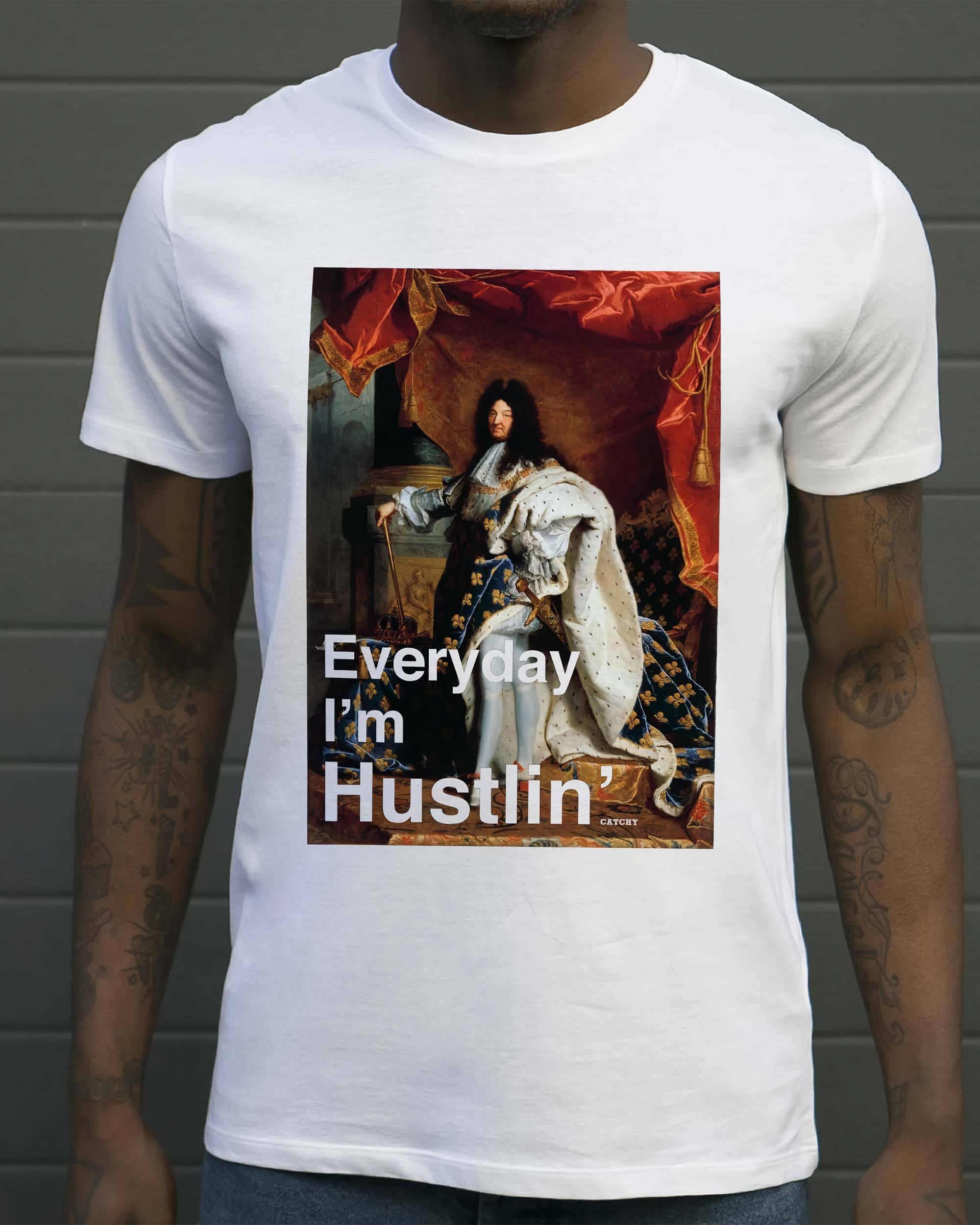 T-shirt Hustlin' de couleur Blanc par Catchy