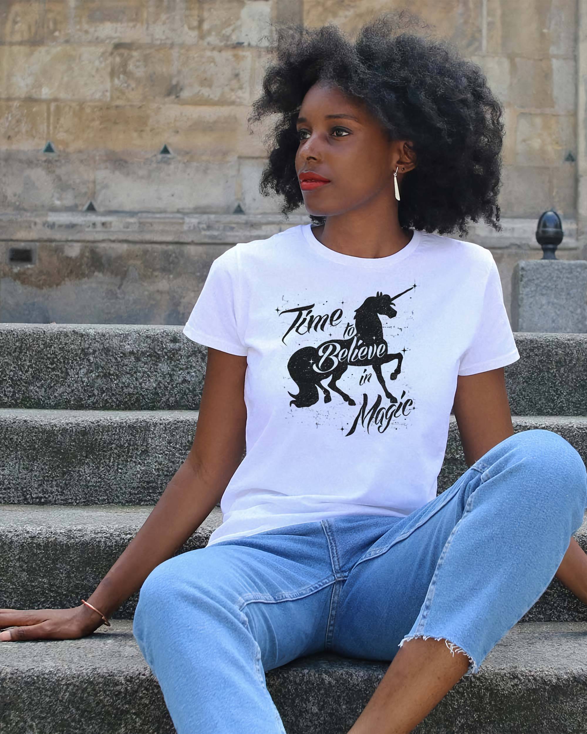 T-shirt Time to Believe in Magic de couleur Blanc par Douglasstencil