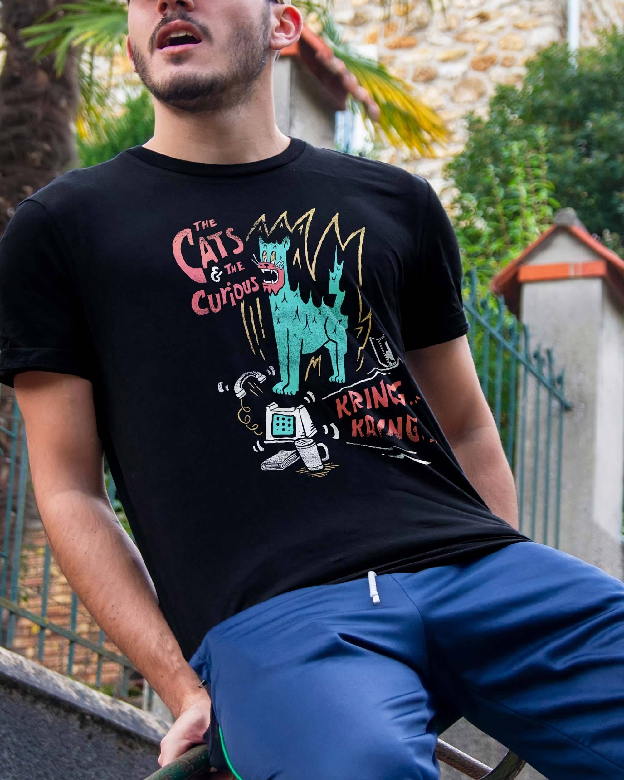 T-shirt Cats and curious de couleur Noir par Skitchism