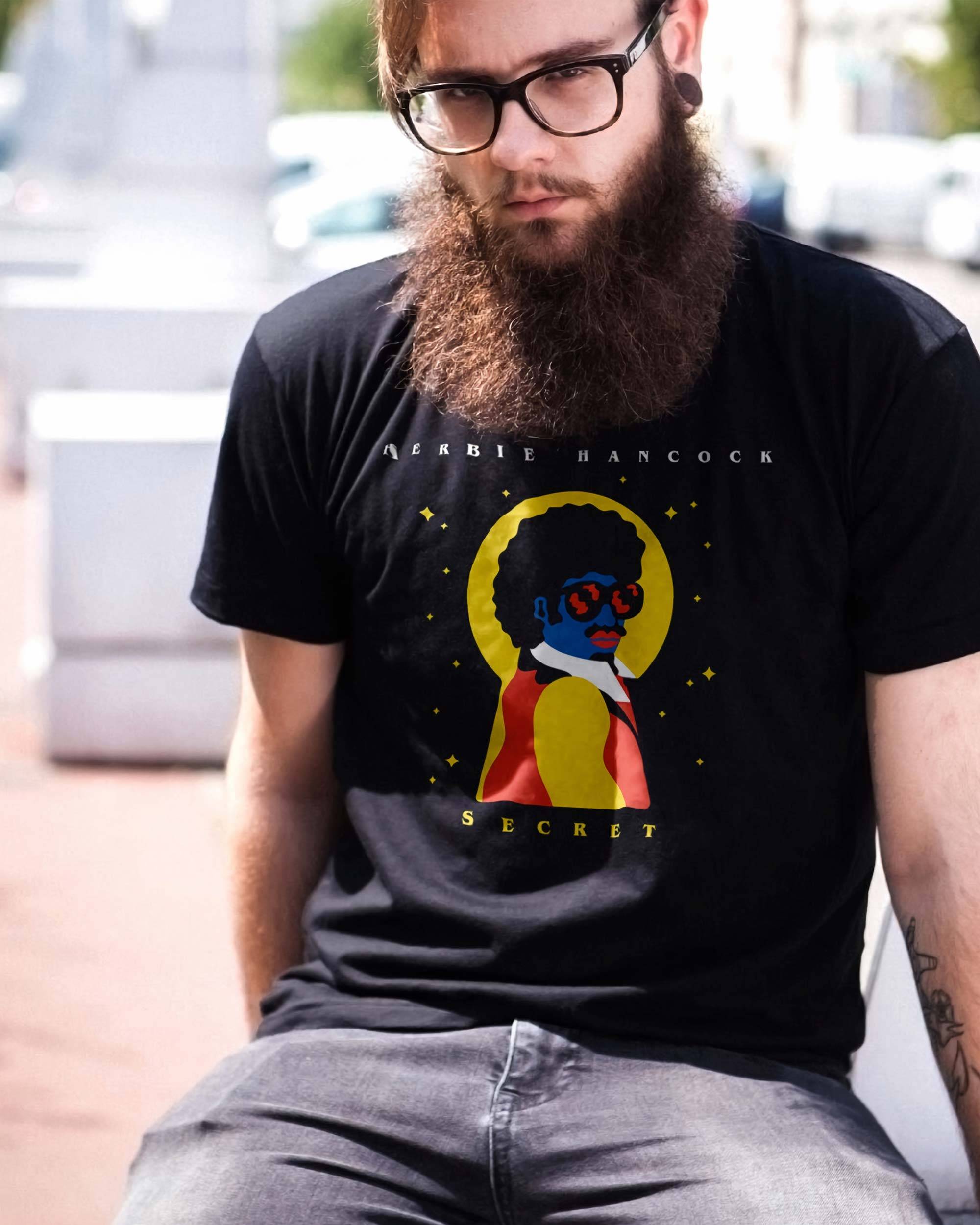 T-shirt Herbie Hancock de couleur Noir par Jeune Woof