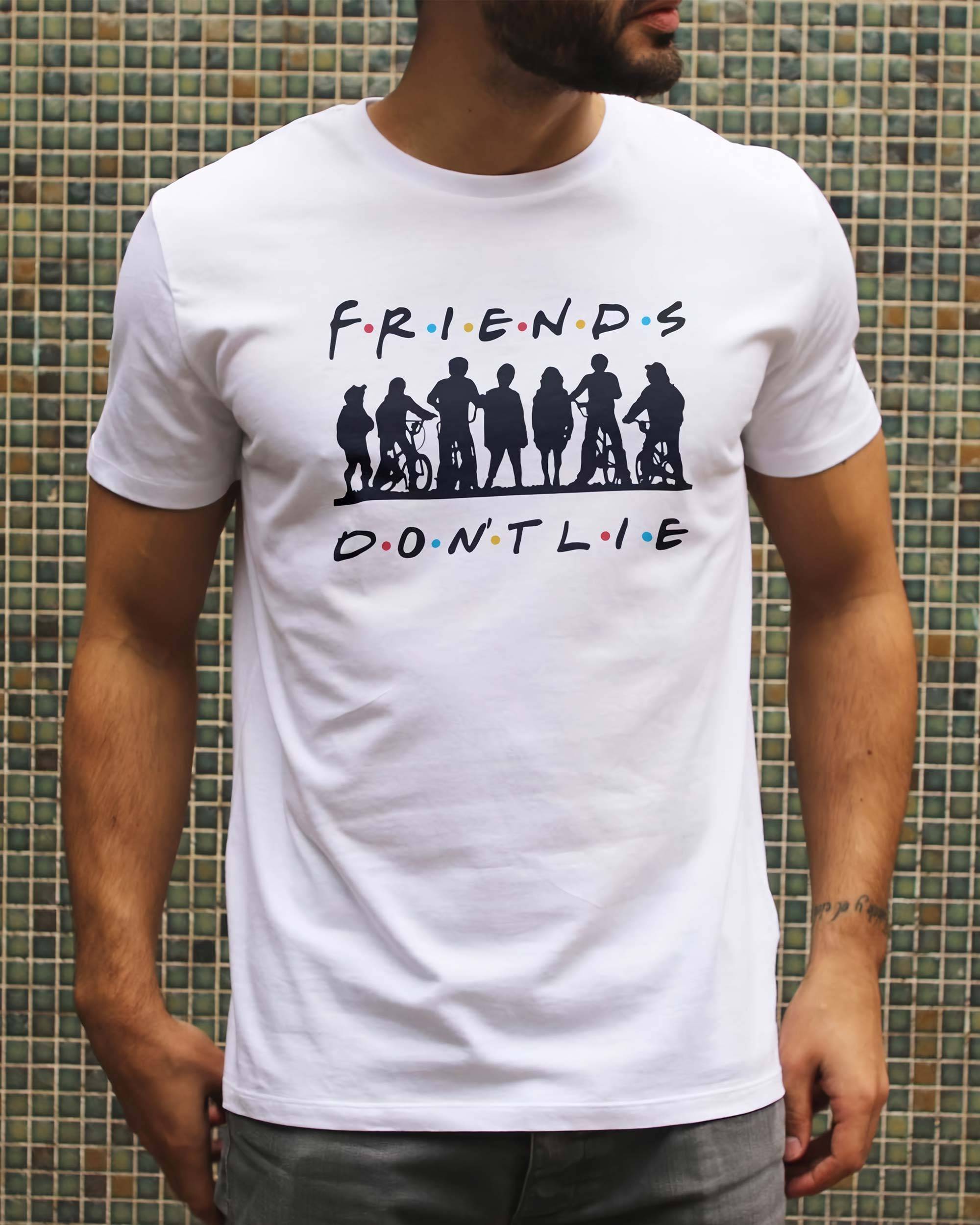 T-shirt Friends Don't Lie de couleur Blanc