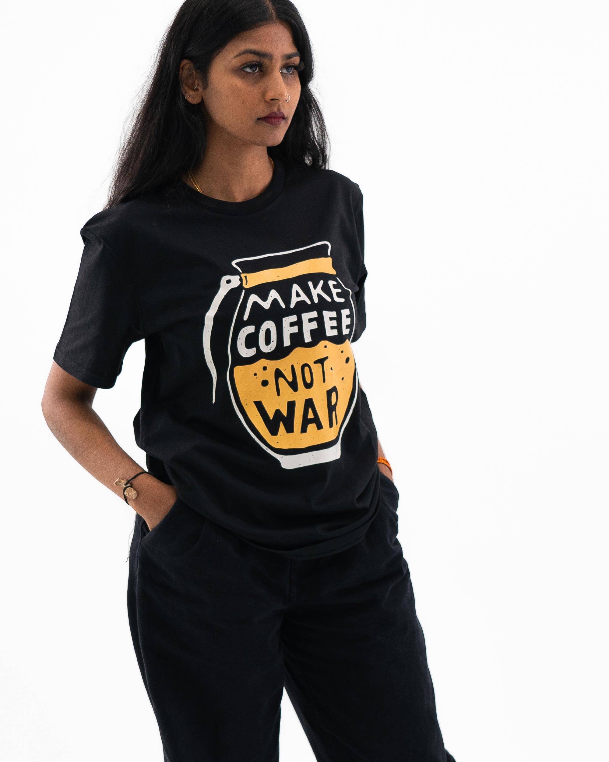 T-shirt Make Coffee Not War de couleur Noir par Skitchism