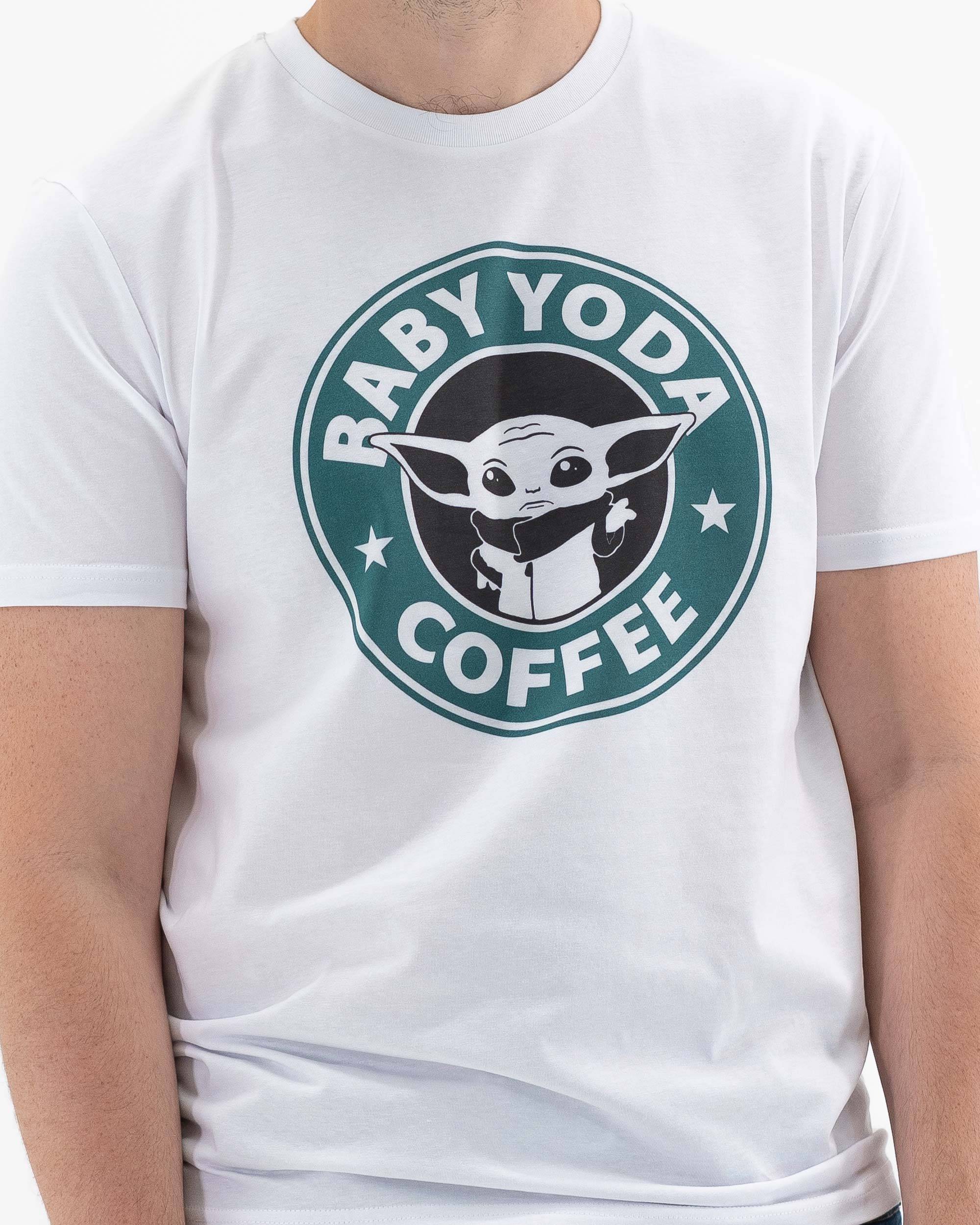 T-shirt Baby Yoda Coffee de couleur Blanc