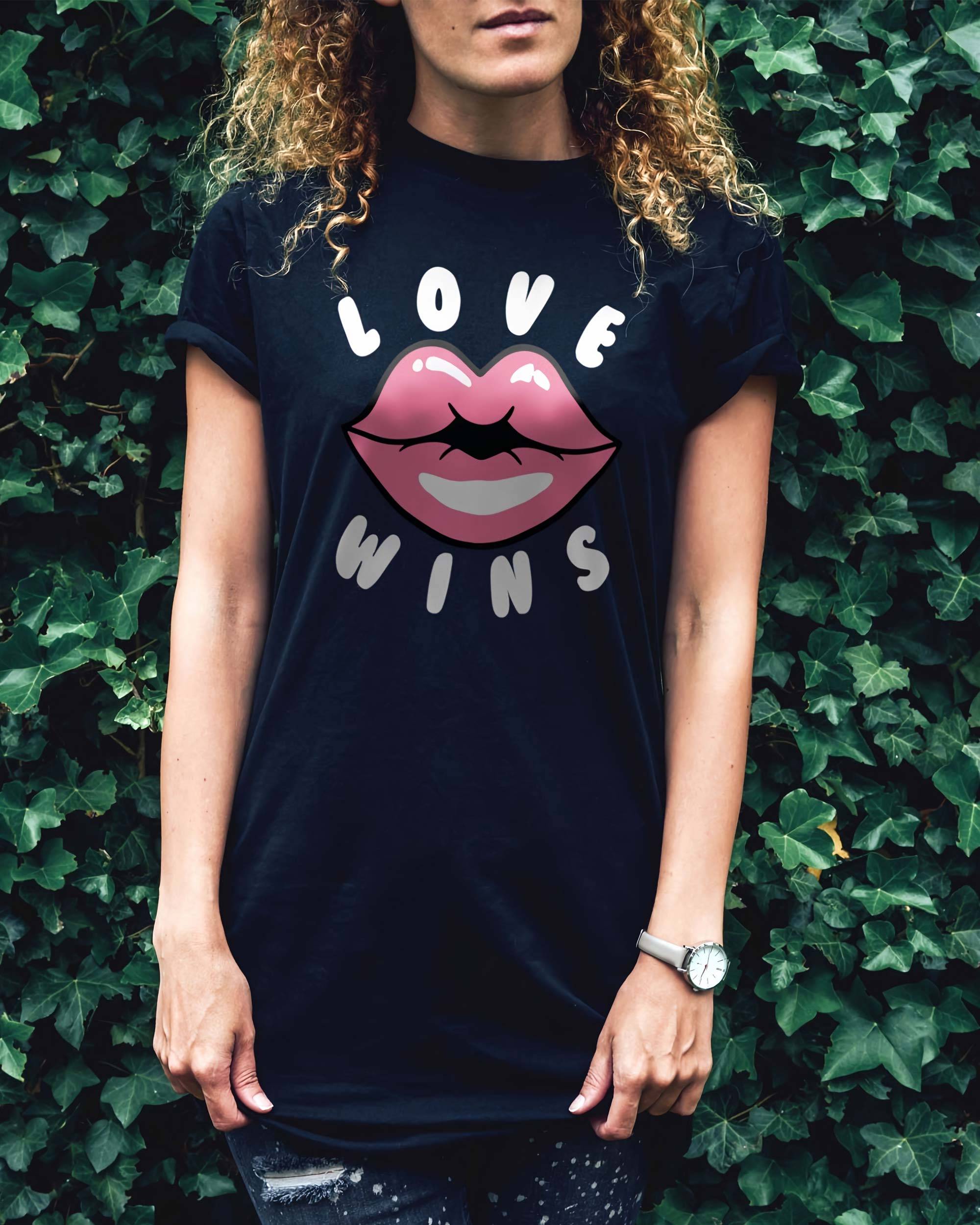 T-shirt Love Wins de couleur Noir