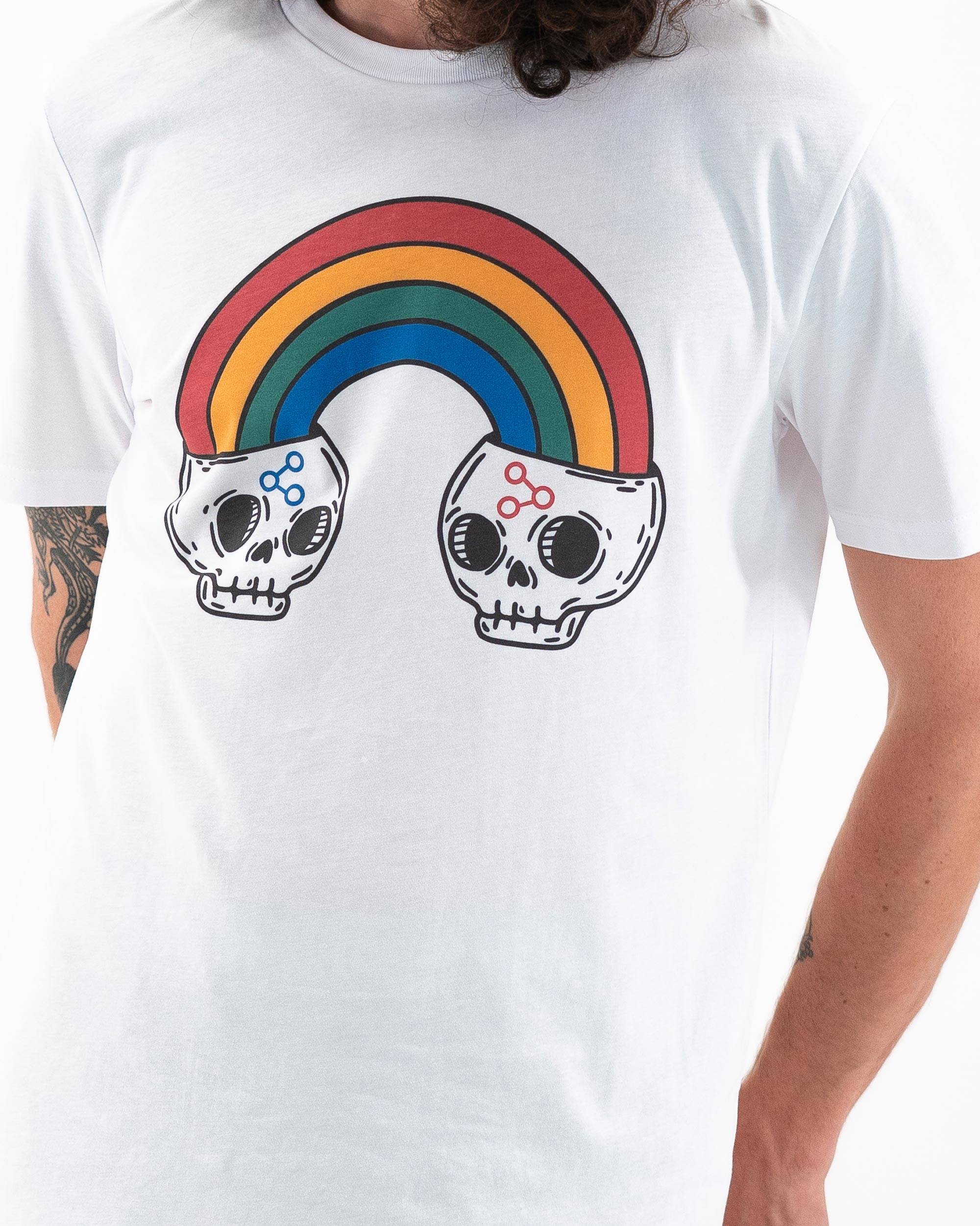 T-shirt Sharing Skulls de couleur Blanc par Yomahon