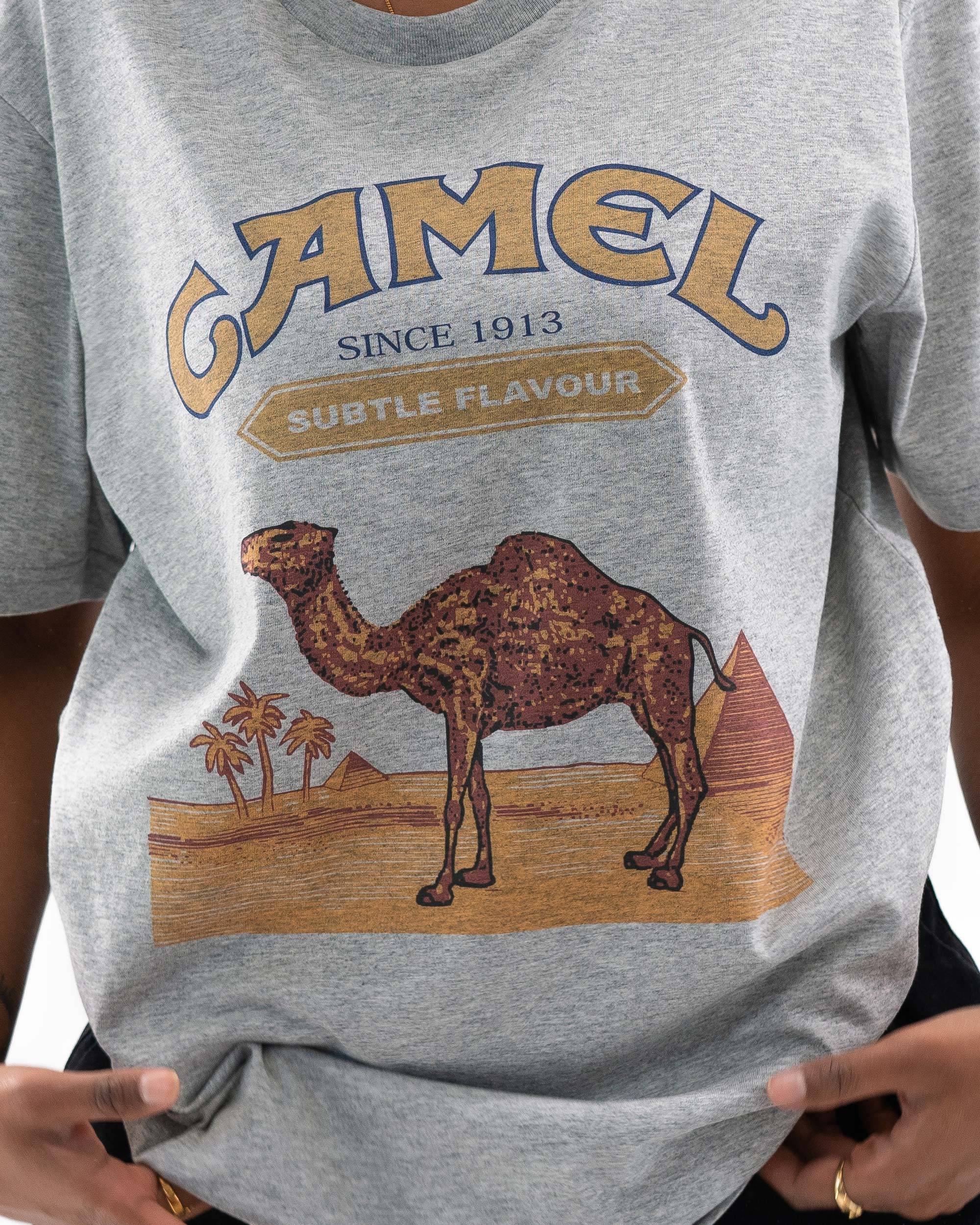 T-shirt Logo Camel de couleur Gris chiné