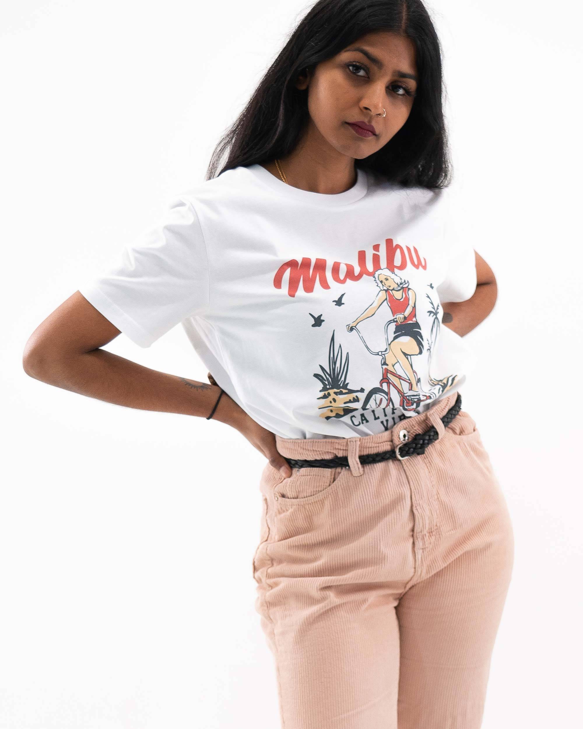 T-shirt Malibu Girl de couleur Blanc par Alex Gunawan