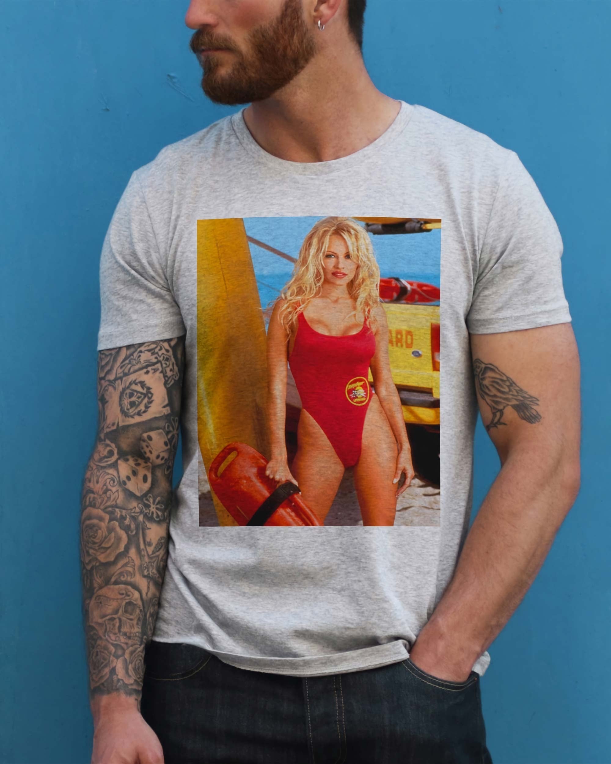 T-shirt Pamela Alerte à Malibu de couleur Blanc