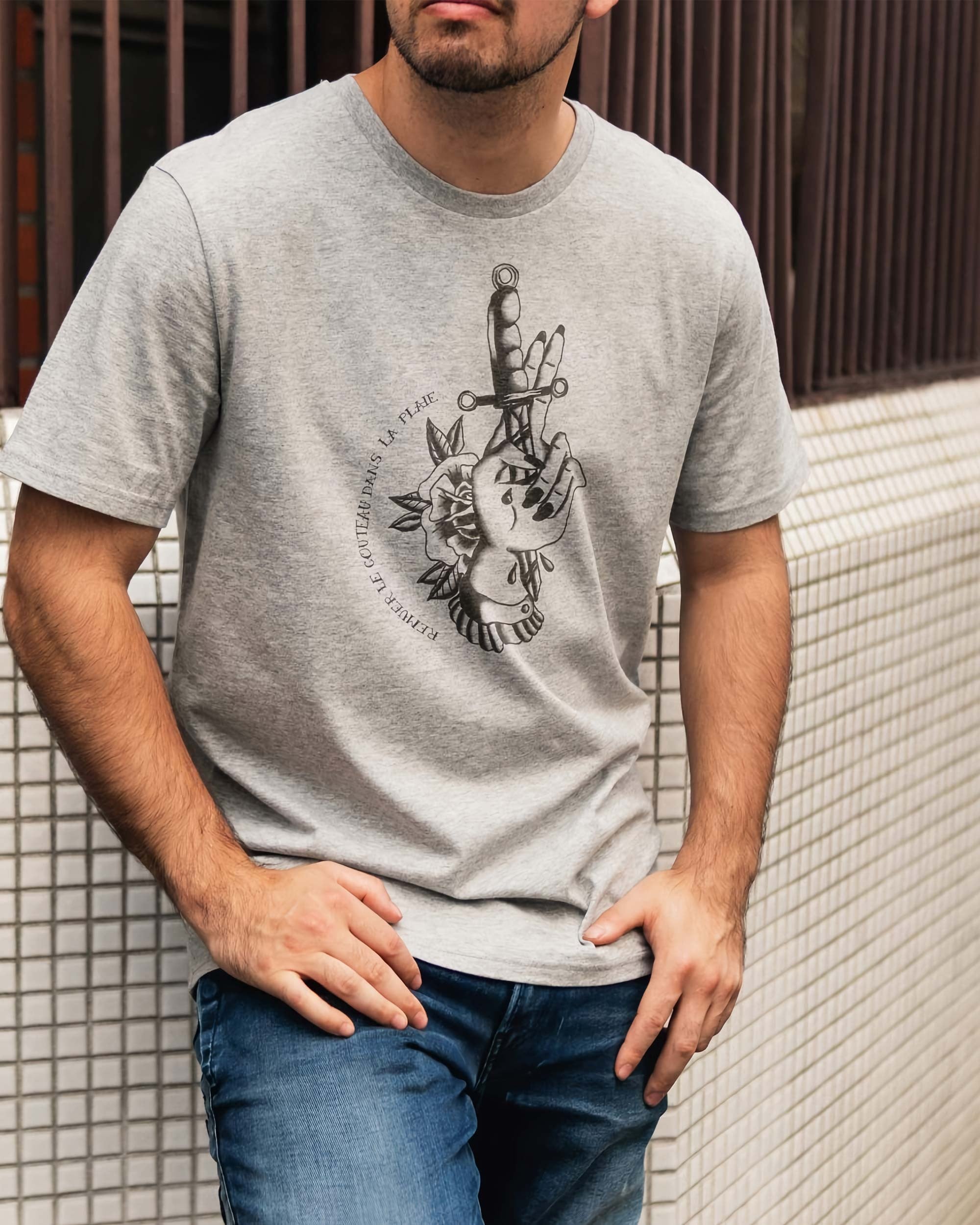 T-shirt Couteau dans la plaie de couleur Blanc par Pierre Nkwane