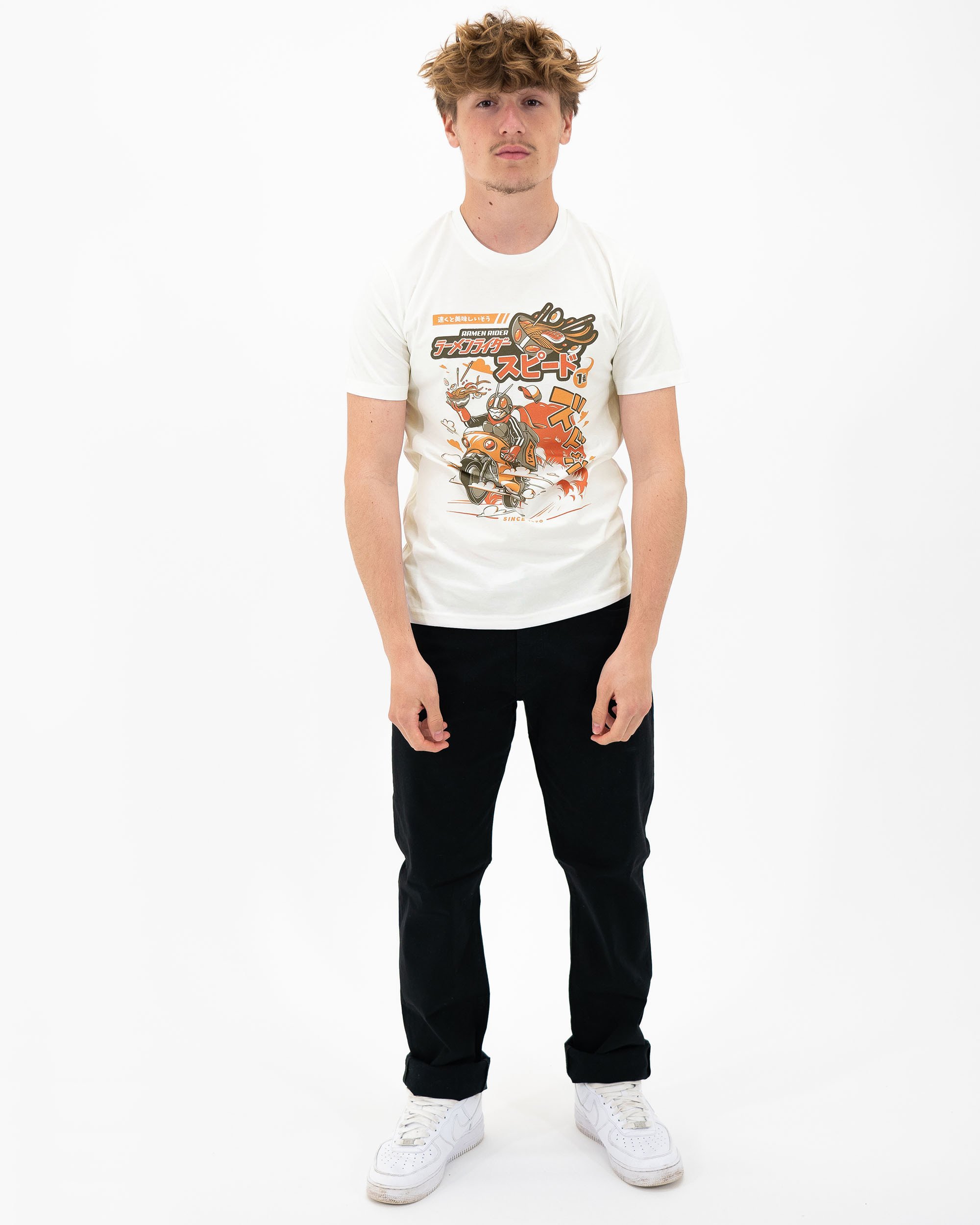 T-shirt Ramen Rider de couleur Off-white par Ilustrata