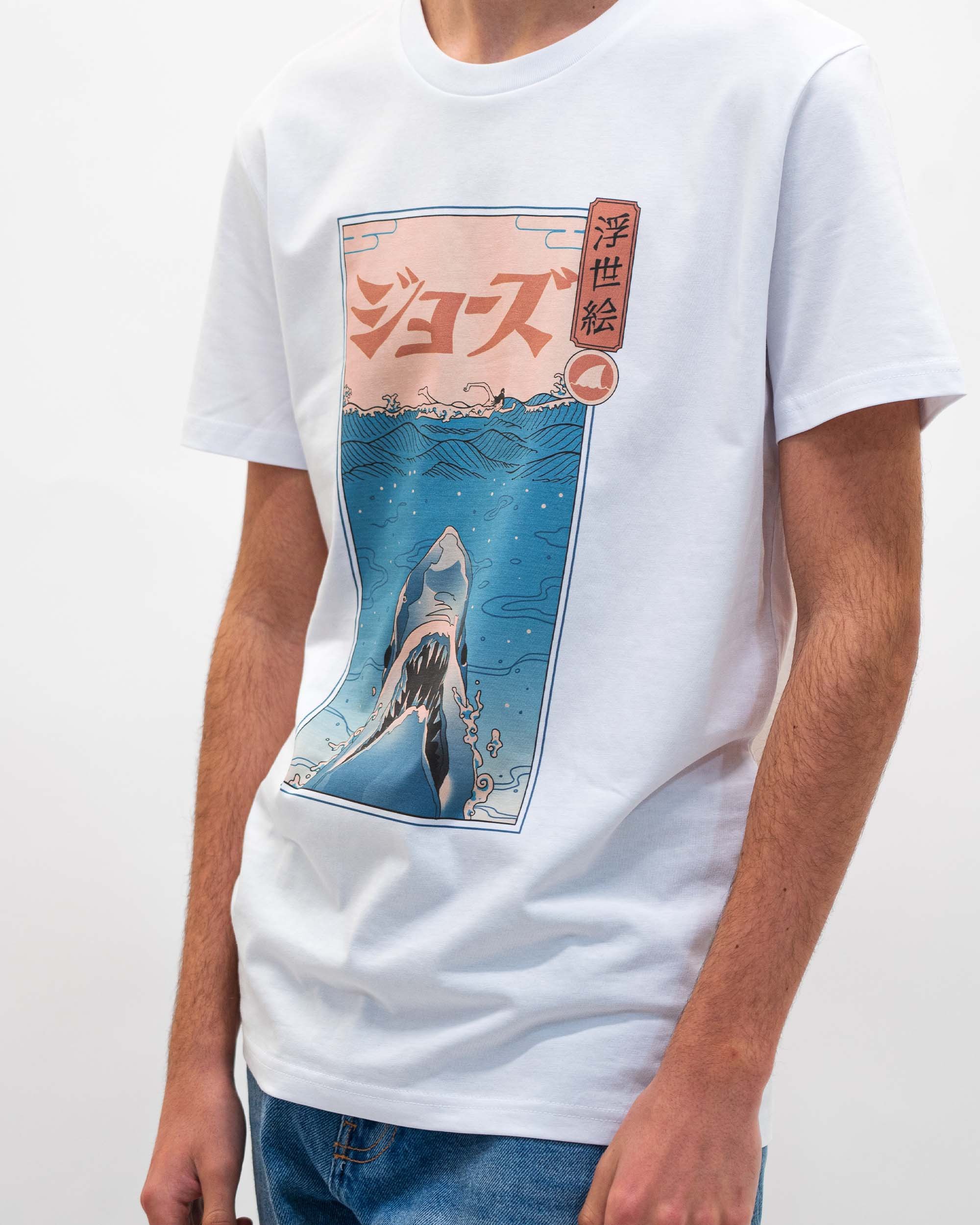 T-shirt Requin Ukiyo-e de couleur Blanc par Vincent Trinidad