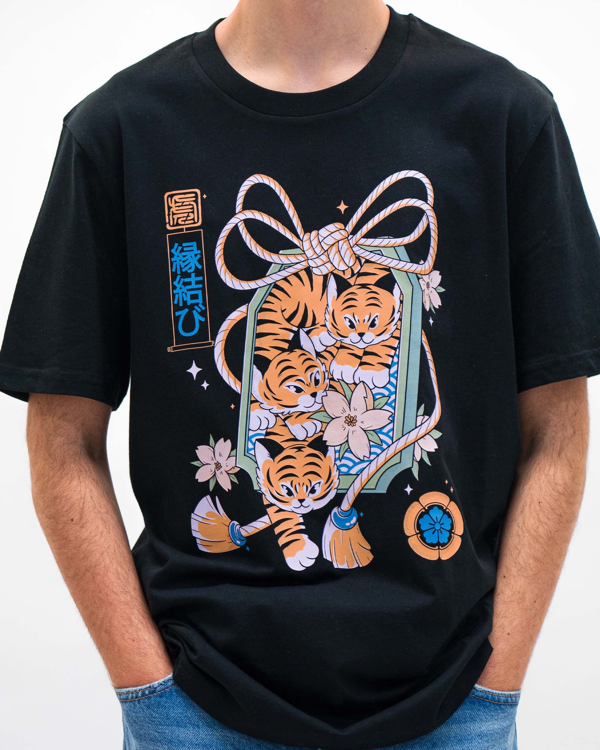 T-shirt Omamori Tigers de couleur Noir par Douglasstencil