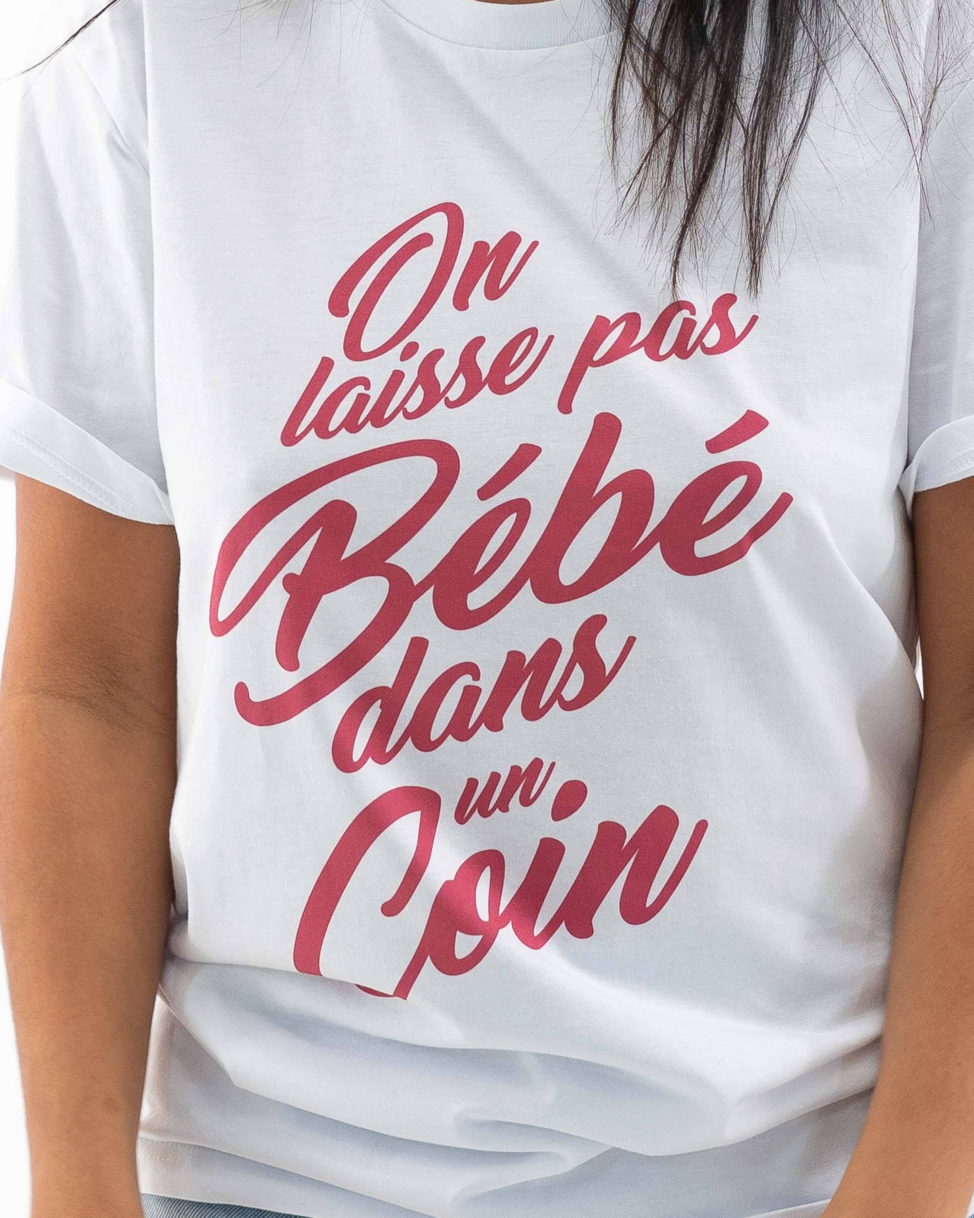 T-shirt On Laisse Pas Bébé Dans Un Coin (en promo) de couleur Blanc