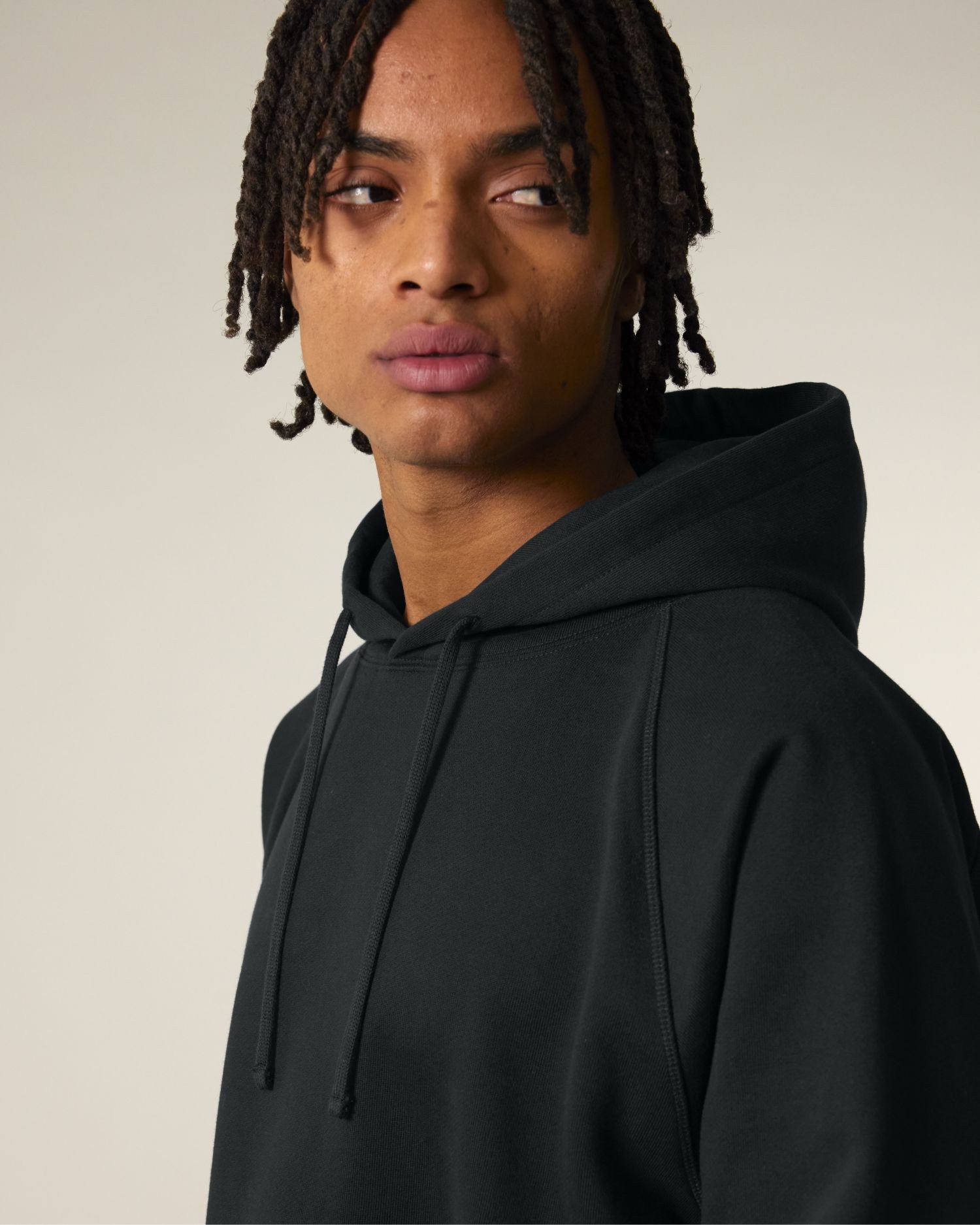 Hoodie Striker de couleur Black - C002 de la marque Stanley/Stella