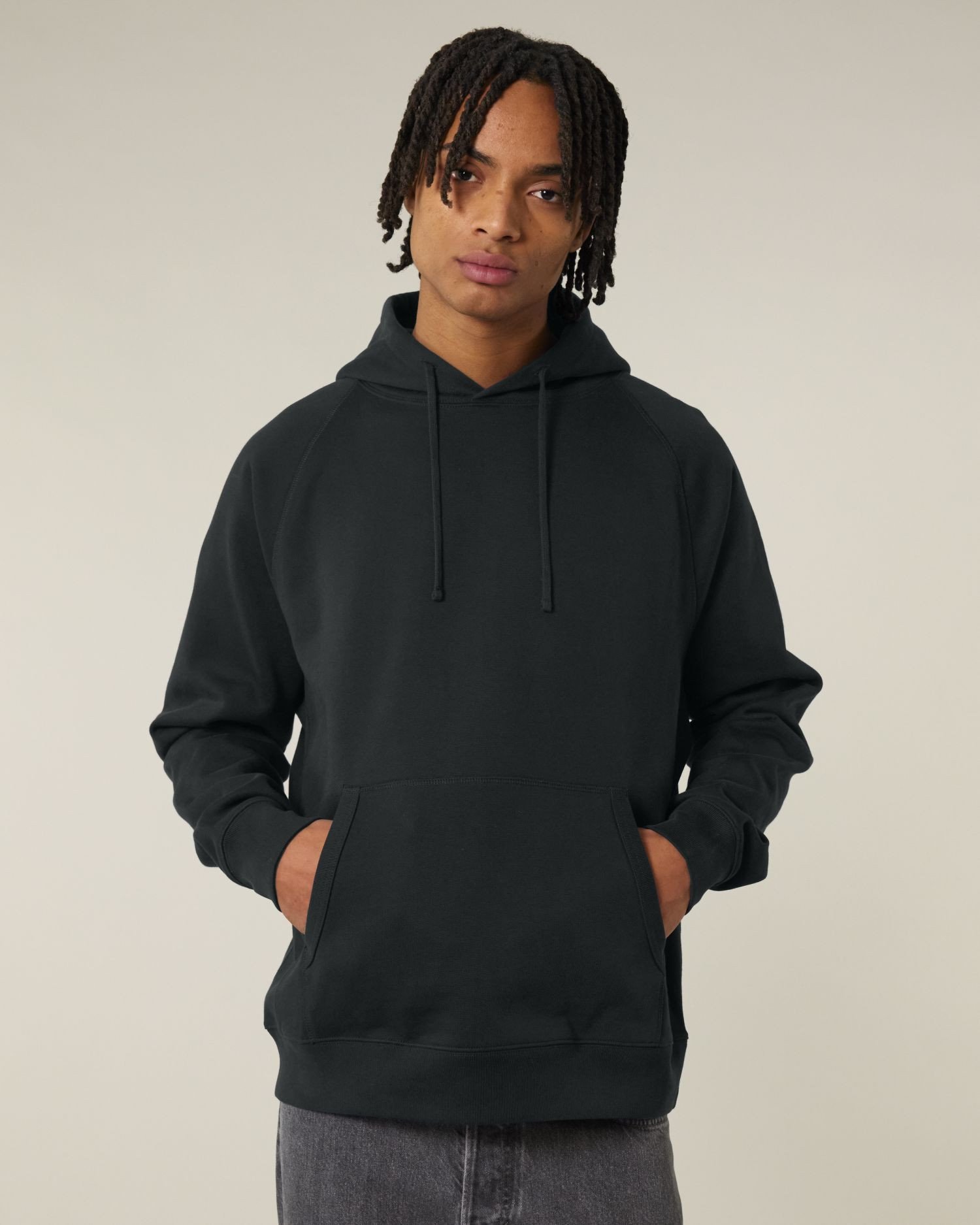 Hoodie Striker de couleur Black - C002 de la marque Stanley/Stella