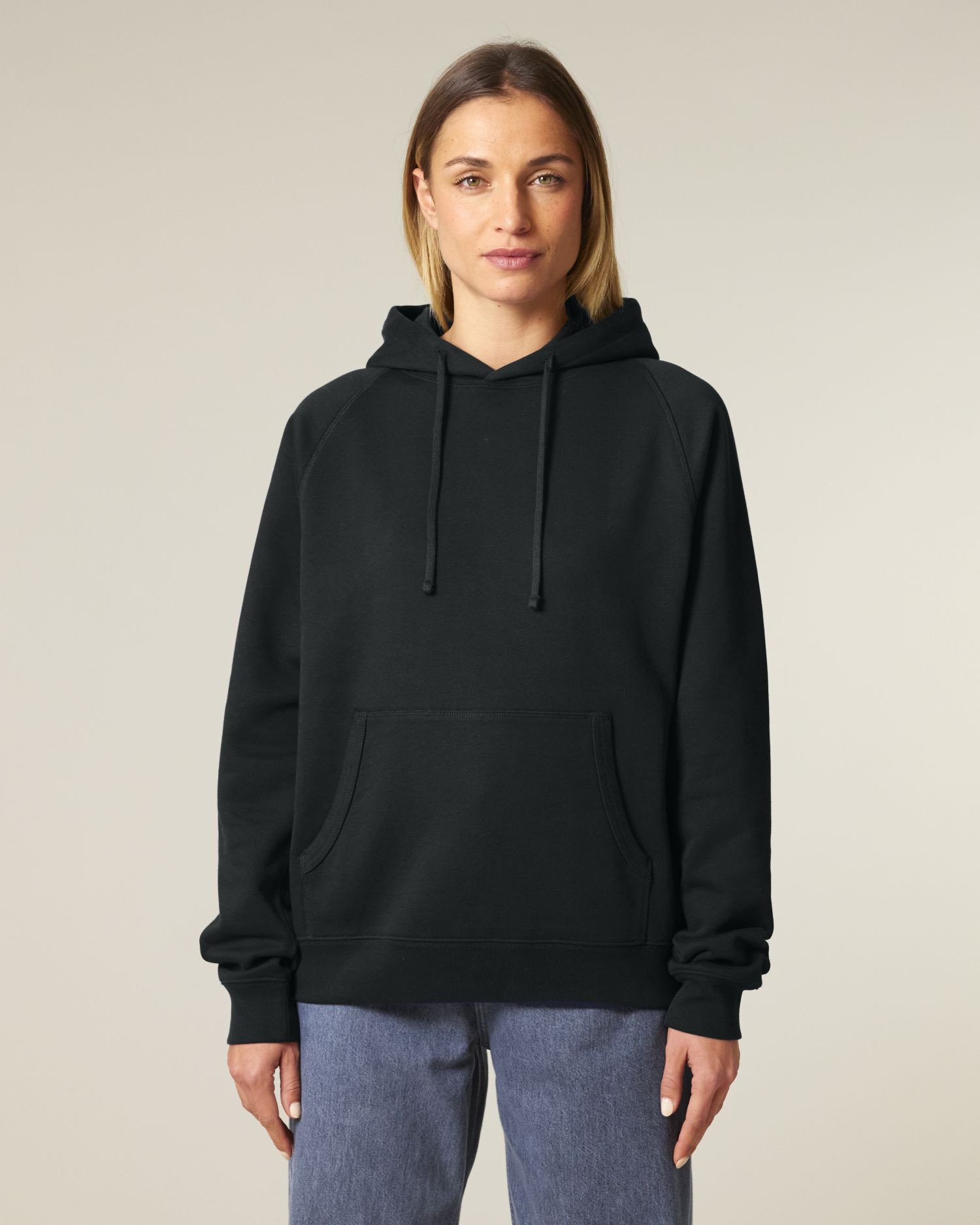 Hoodie Striker de couleur Black - C002 de la marque Stanley/Stella