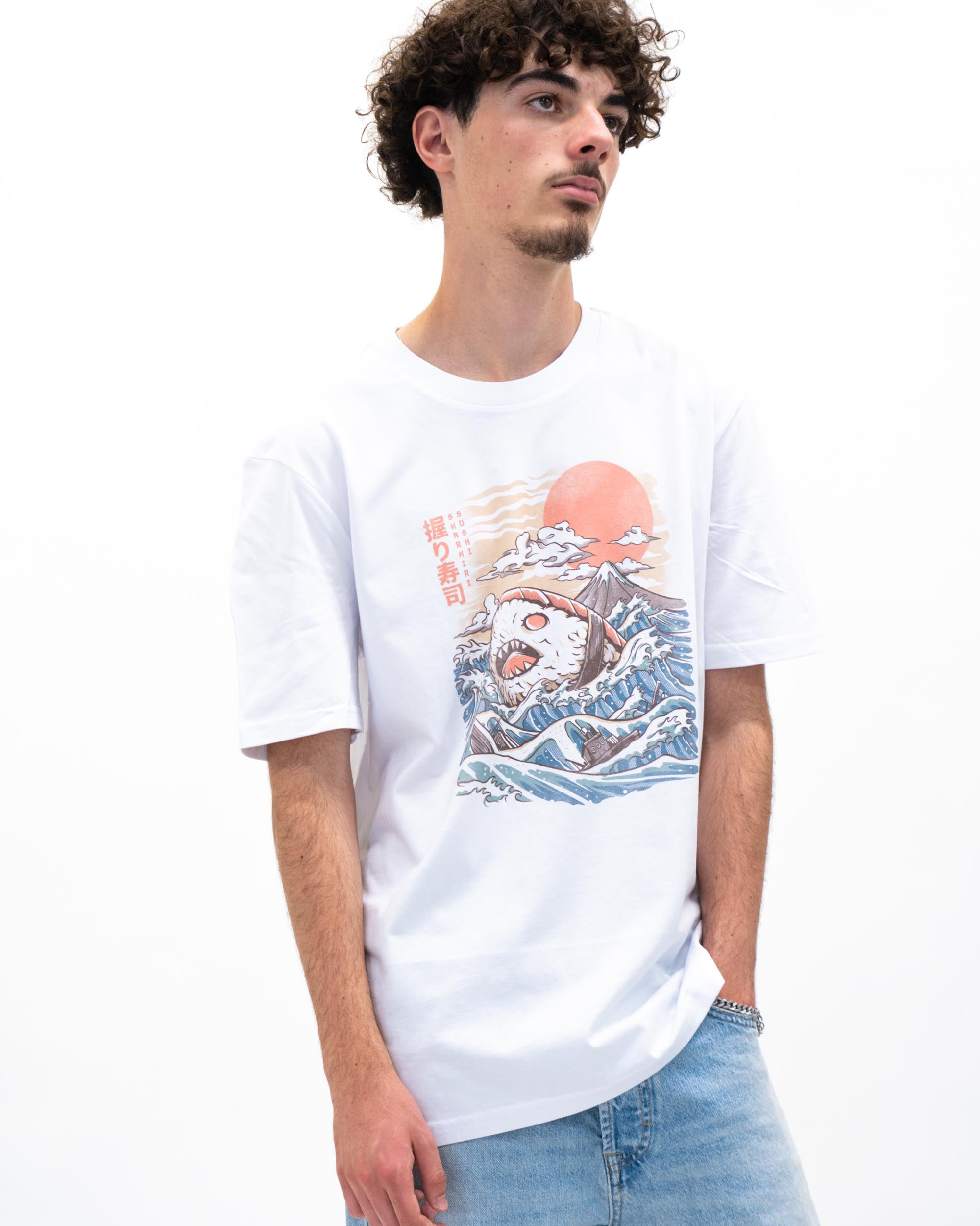 T-shirt Sharkiri Sushi de couleur Blanc par Ilustrata
