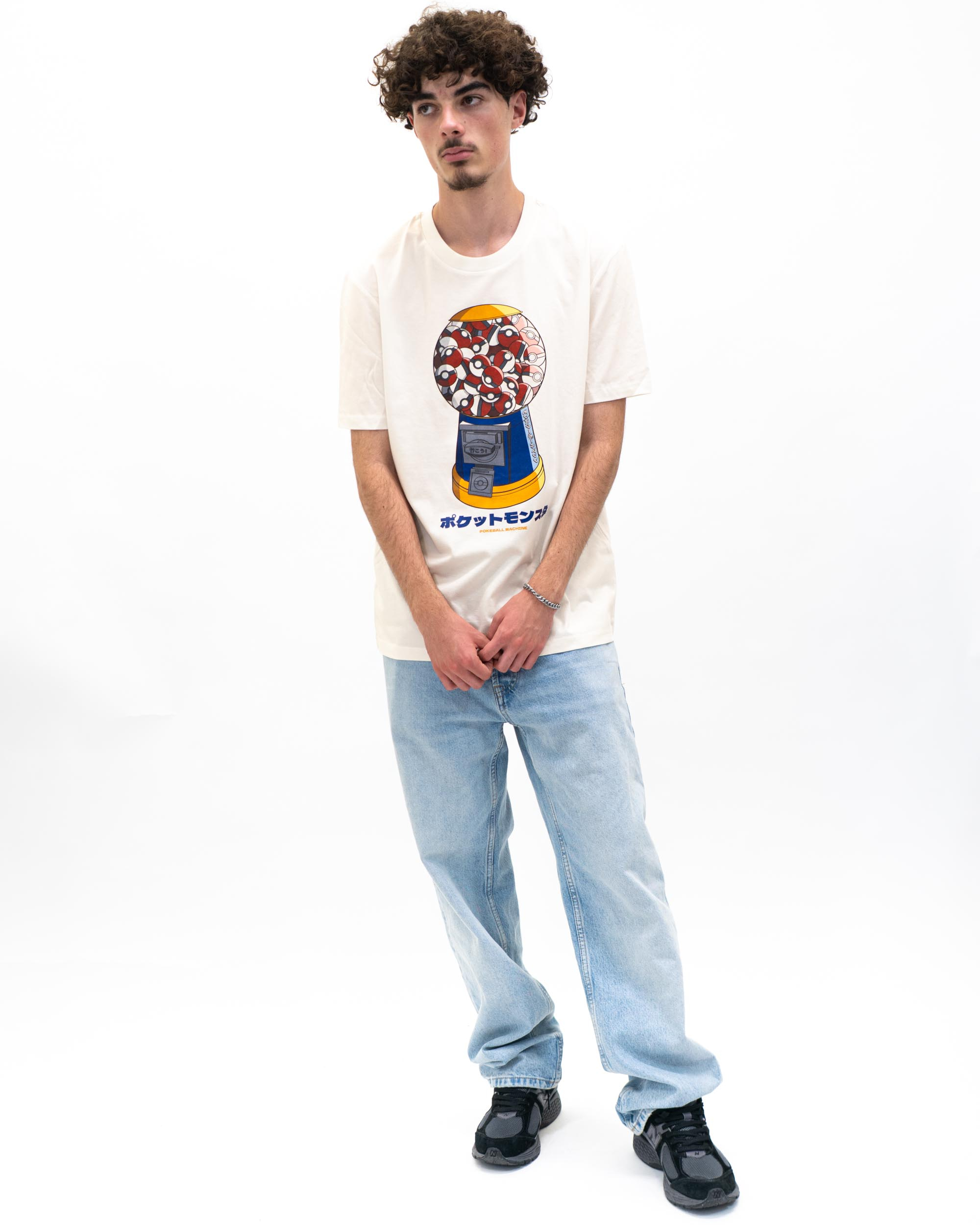 T-shirt Distributeur de Pokéball de couleur Blanc cassé par Rafa Gomes