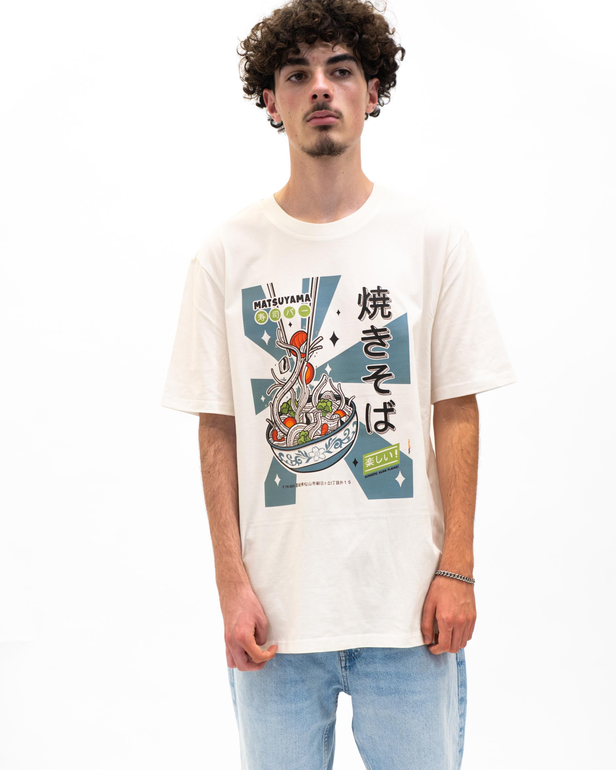 T-shirt Noodles Forever de couleur Blanc cassé par Rafa Gomes